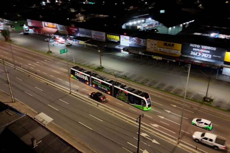 O BUD, Bonde Urbano Digital durante testes no Paraná.