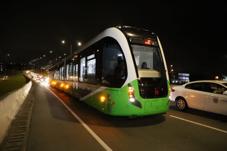 O BUD, Bonde Urbano Digital durante testes no Paraná.