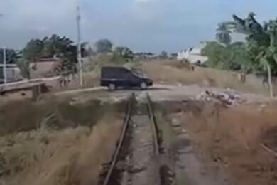 Carro quase é atingido por trem na CBTU Recife.