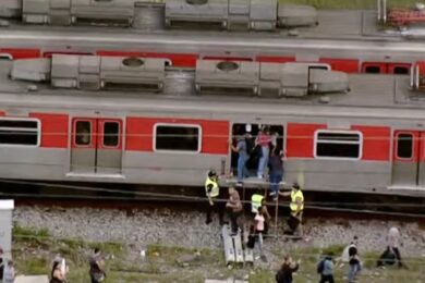 Passageiros precisaram descer nos trilhos e andar até a plataforma da estação Brás.