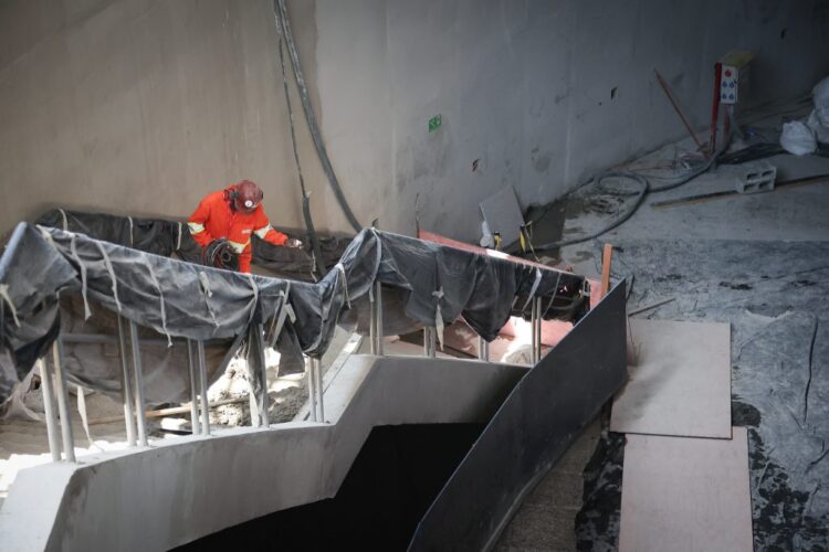 Escada fixa de ligação ao mezanino da estação Água Branca da Linha 6.