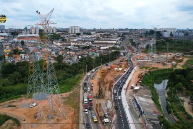 Novo trecho de pilares e ao fundo a Linha 15-Prata