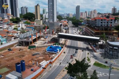 Imagem aérea da estação João Paulo I em construção na Zona Norte de São Paulo.