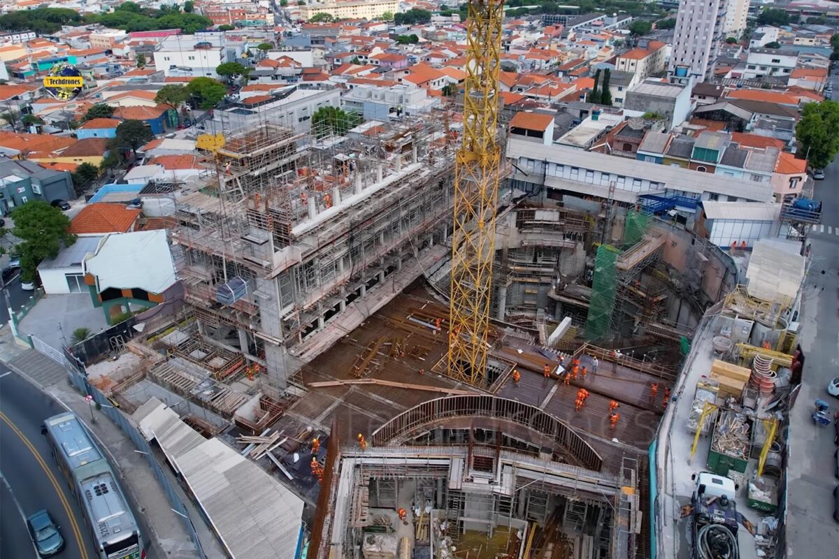 Estação Orfanato da Linha 2-Verde e o edifício técnico à esquerda