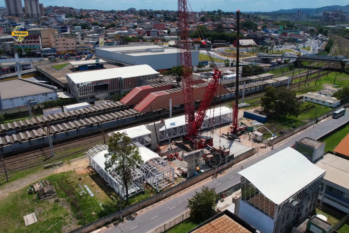 Guindaste posicionado para elevar módula da passarela