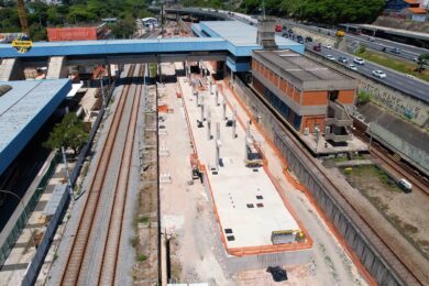 Colunas da cobertura já foram quase todas concluídas