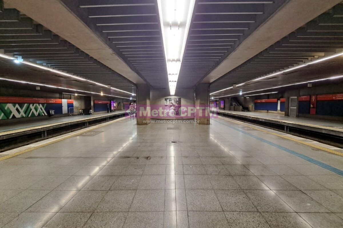 Plataforma central da Linha 3 na estação República
