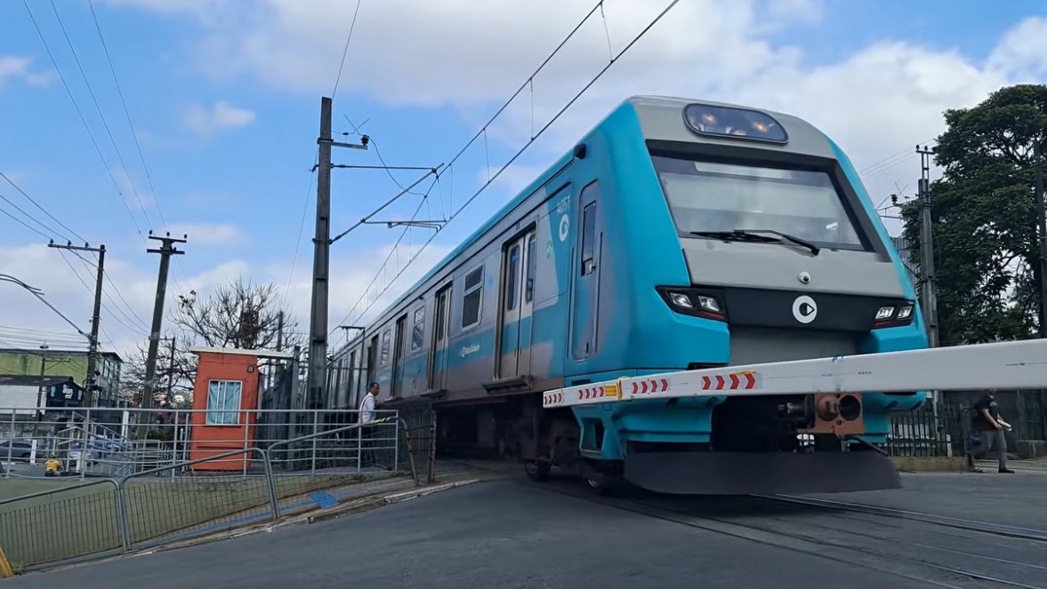 Trem A05 da ViaMobilidade atendendo passageiros na estação Santa Rita da Linha 8-Diamante.