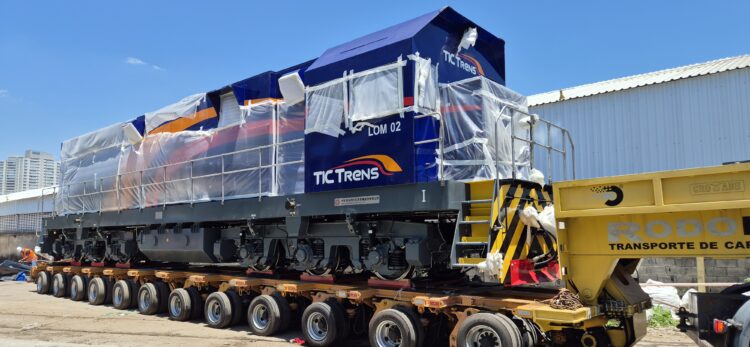 Uma das novas locomotivas da TIC Trens importadas da China para emprego na Linha 7-Rubi.