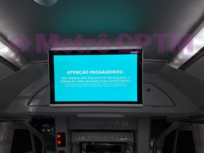 Paineis do trem avisam porque houve parada não programada.