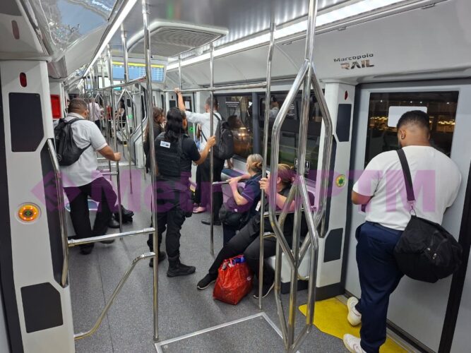 Passageiros utilizando o Aeromóvel de Guarulhos no primeiro dia.