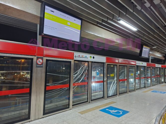Estações contam com telões informando tempo de espera e destino dos trens.