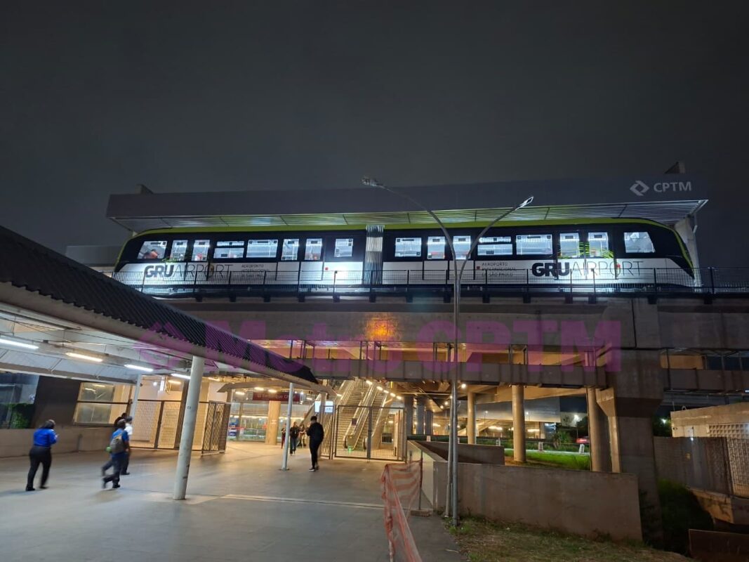 Trem do Aeromóvel de Guarulhos durante primeiro dia de operação.