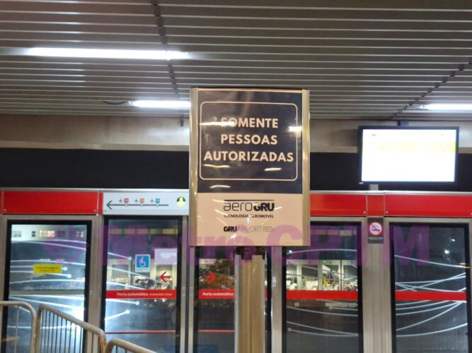 Placa comunicando a inicial restrição de acesso ao Aeromóvel.