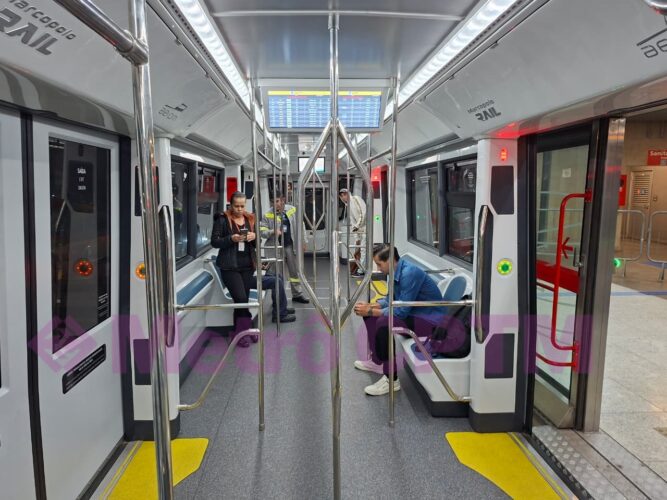 Passageiros utilizando o Aeromóvel de Guarulhos no primeiro dia.