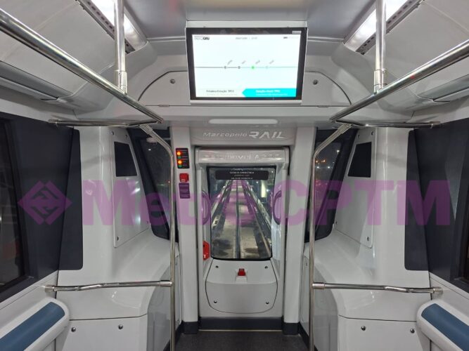 Interior de um dos trens do Aeromóvel de Guarulhos.