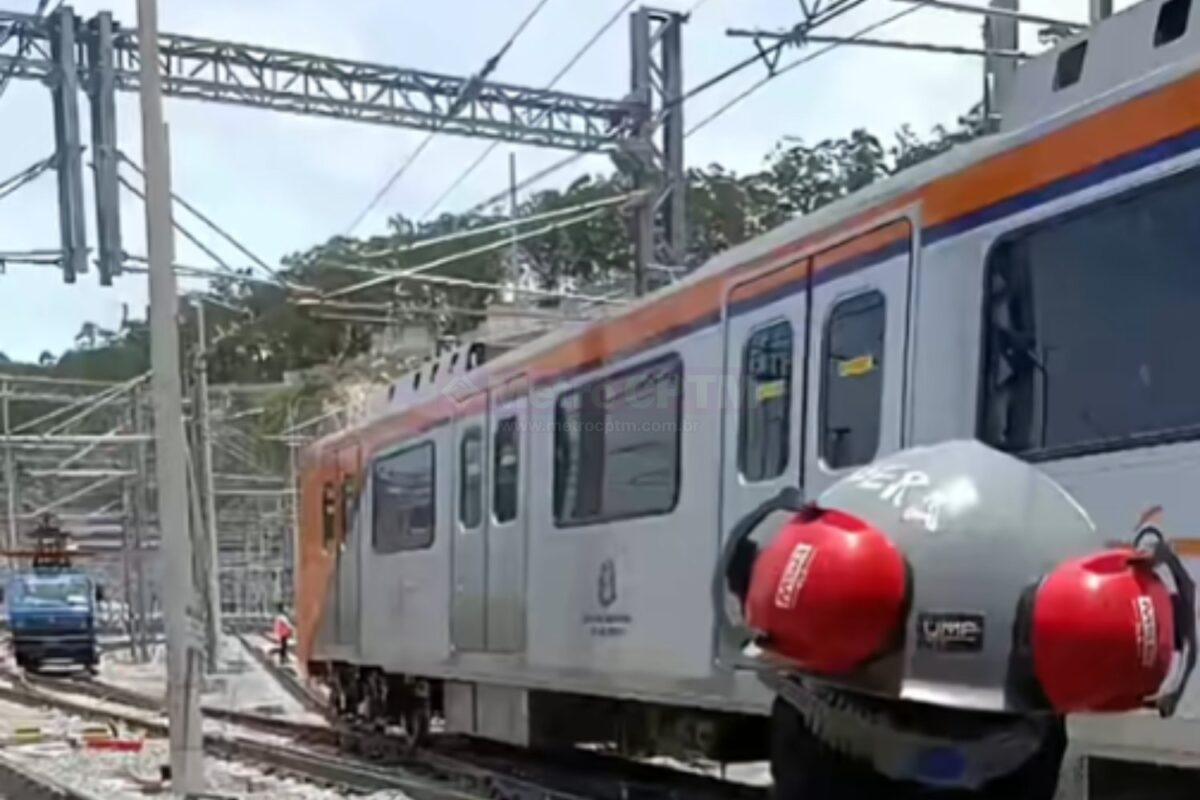 Trem da Linha 6-Laranja em movimento