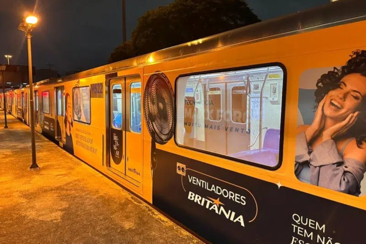 Trem da Frota H foi adesivado com tema da Britânia