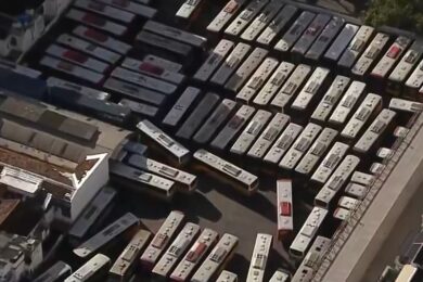 Imagem aérea mostra garagem de ônibus lotada durante greve de ônibus no Rio de Janeiro nesta segunda-feira, 22.