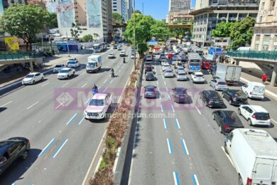 Tráfego intenso de veículos no Corredor Norte Sul, na região central de São Paulo.