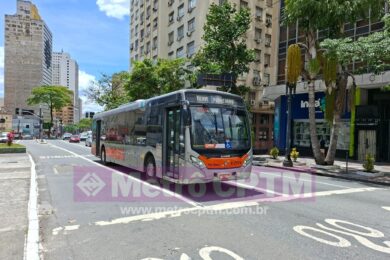 Ônibus do transporte público de São Paulo em avenida no centro da cidade.