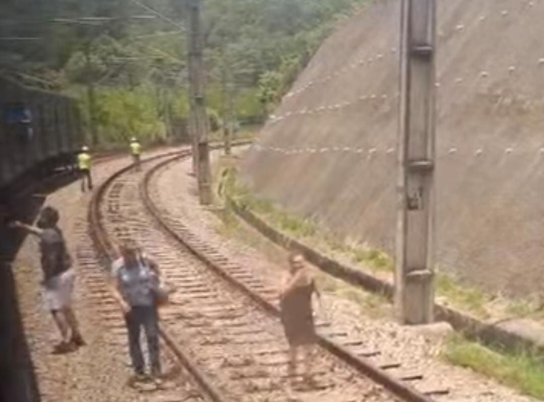 Passageiros desceram na via e retornaram a pé até a estação de Amador Bueno durante problema.