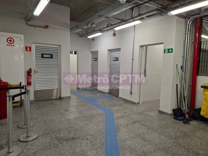 Área nova da estação, com quatro sanitários, dois deles com acessibilidade para uso pelos passageiros na estação Imperatriz Leopoldina.