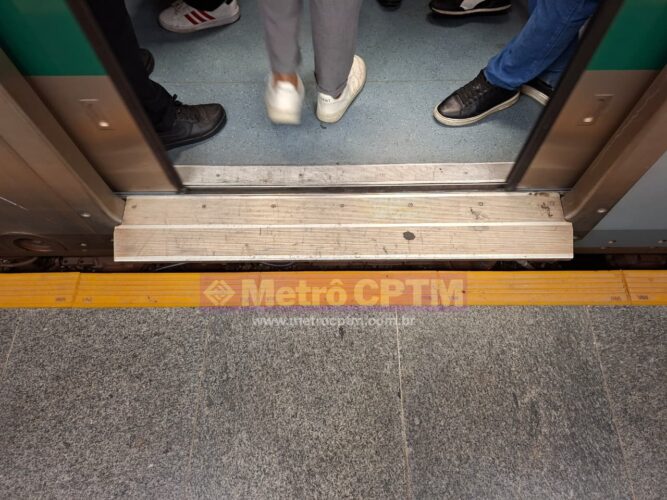 Vão entre o trem e a plataforma agora está dentro dos padrões estabelecidos, com o borrachão instalado.