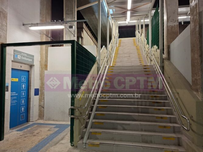Acesso da estação Imperatriz Leopoldina pela Rua Major Paladino, agora com iluminação, cobertua e elevador.