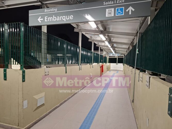 Passarela de acesso a área das bilheterias e catracas da estação Imperatriz Leopoldina, com nova iluminação e cobertura.
