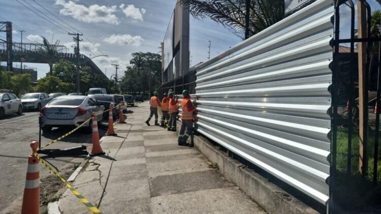 Operários instalam tapumes no canteiro de obras da futura estação Taboão da Serra.