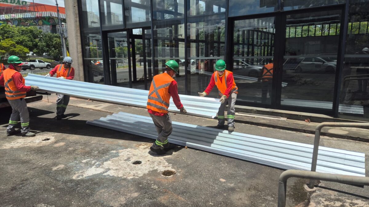Operários instalam tapumes no canteiro de obras da futura estação Taboão da Serra.