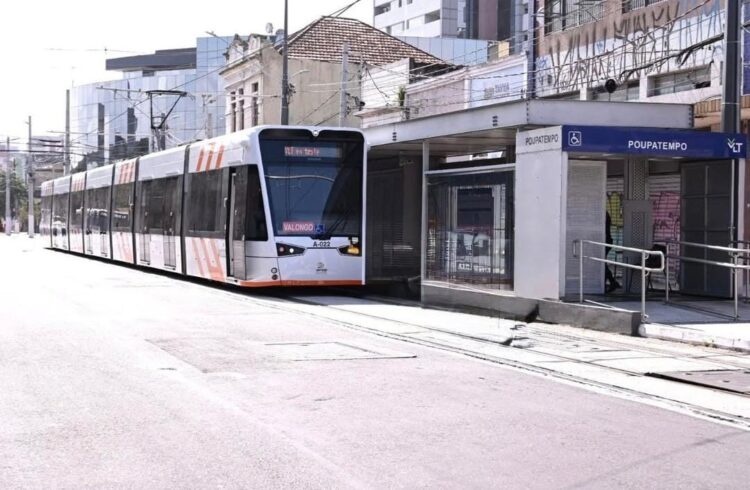 Trem do sistema de VLT da Baixada Santista no novo trecho dentro da cidade de Santos.
