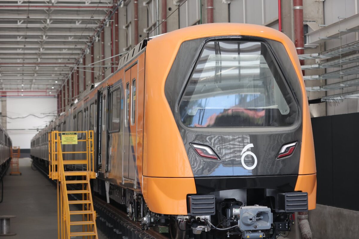 Trem da Linha 6-Laranja no pátio