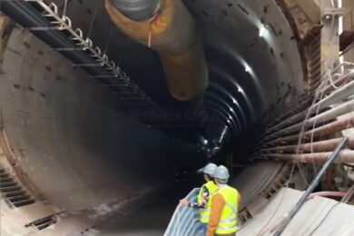 Ao fundo, a tuneladora Cora Coralina