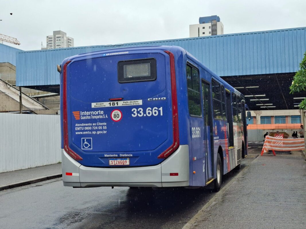 Ônibus do transporte intermunicipal de São Paulo na estação Penha do Metrô.