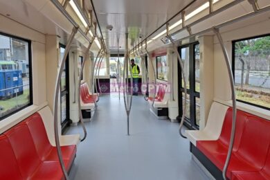 Interior de um dos carros e ao fundo a saída de emergência