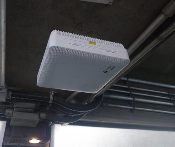 Aparelho transmissor do sinal 5g em estação do Metrô de São Paulo