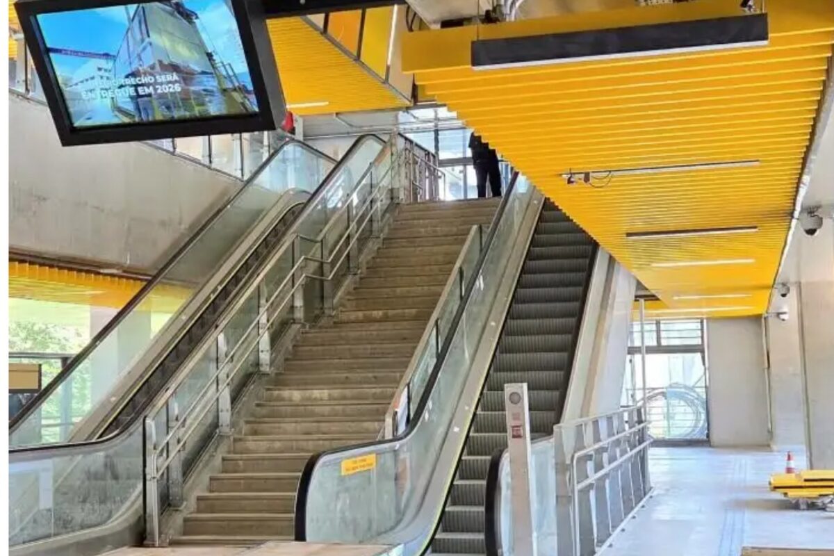 Mezanino de acesso à Linha 17 em Campo Belo