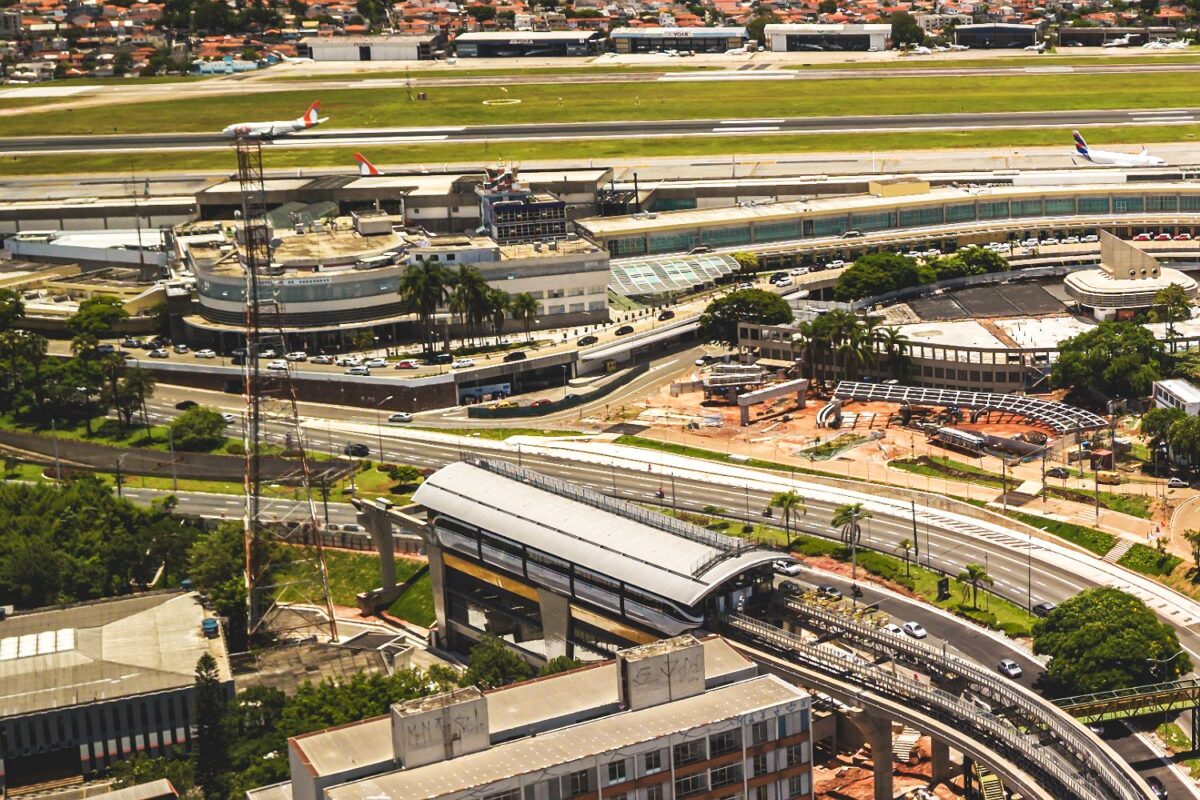 O trem da Linha 17 na parte inferior e o Aeroporto de Congonhas