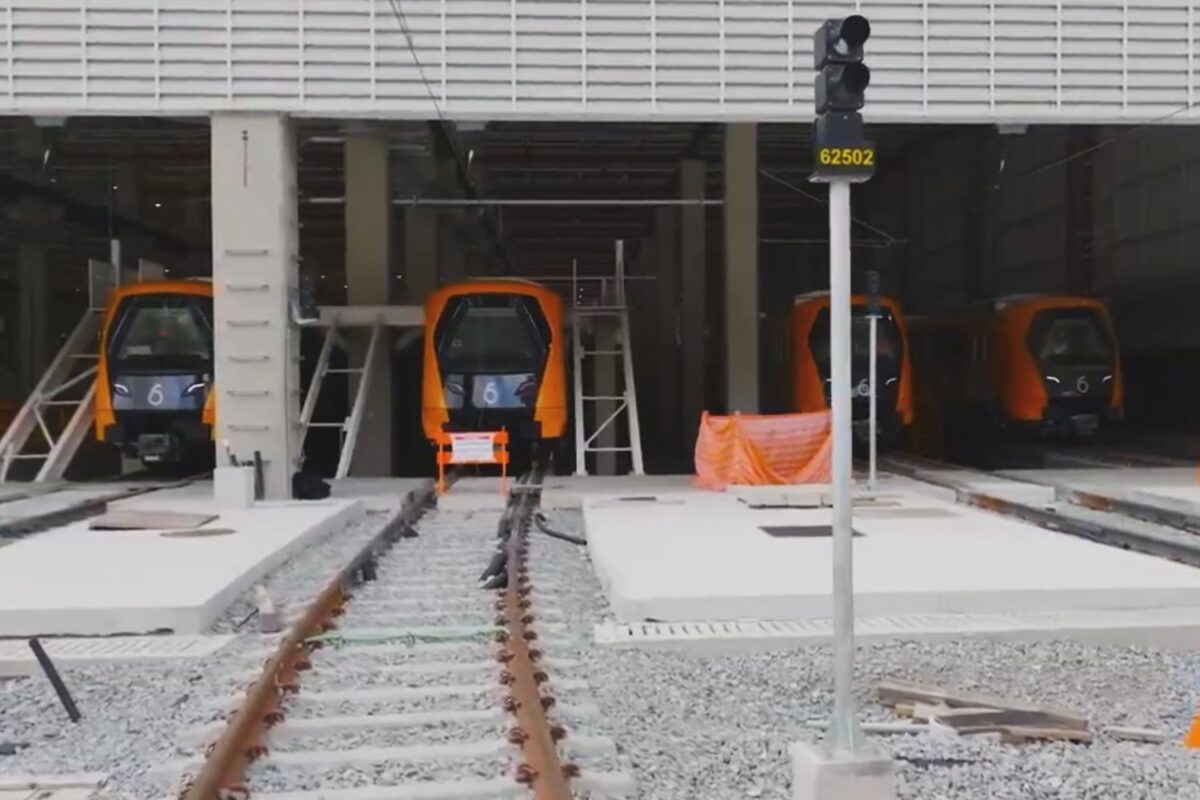 Quatro trens da Linha 6-Laranja no Bloco A