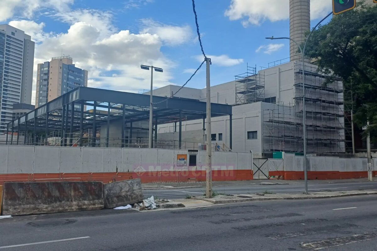 Acesso principal e edifício técnico de SESC-Pompeia