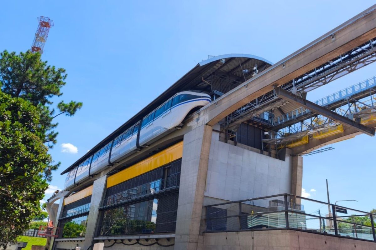 Trem da Linha 17-Ouro no Aeroporto de Congonhas pela primeira vez