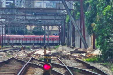 Trilhos ficaram cobertos por entulho na Linha 12-Safira (Redes sociais)