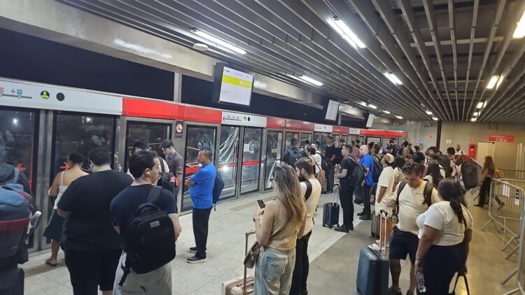 Passageiros recém desembarcados do Expresso Aeroporto da CPTM, aguardando o Aeromóvel.