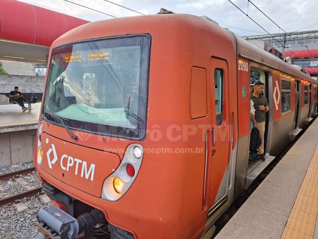 Trem da Série 2070 durante atendimento ao Expresso da Linha 10 na CPTM