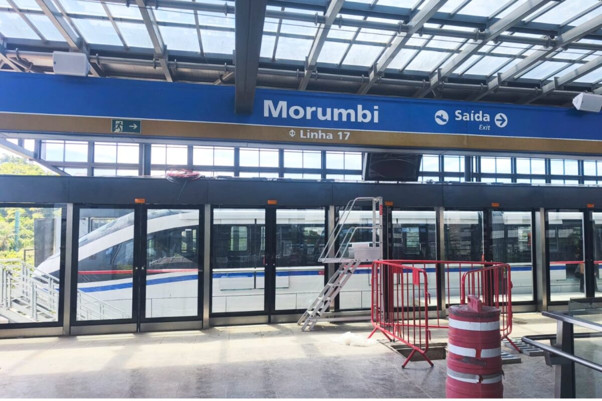 Trem da Linha 17 na estação Morumbi