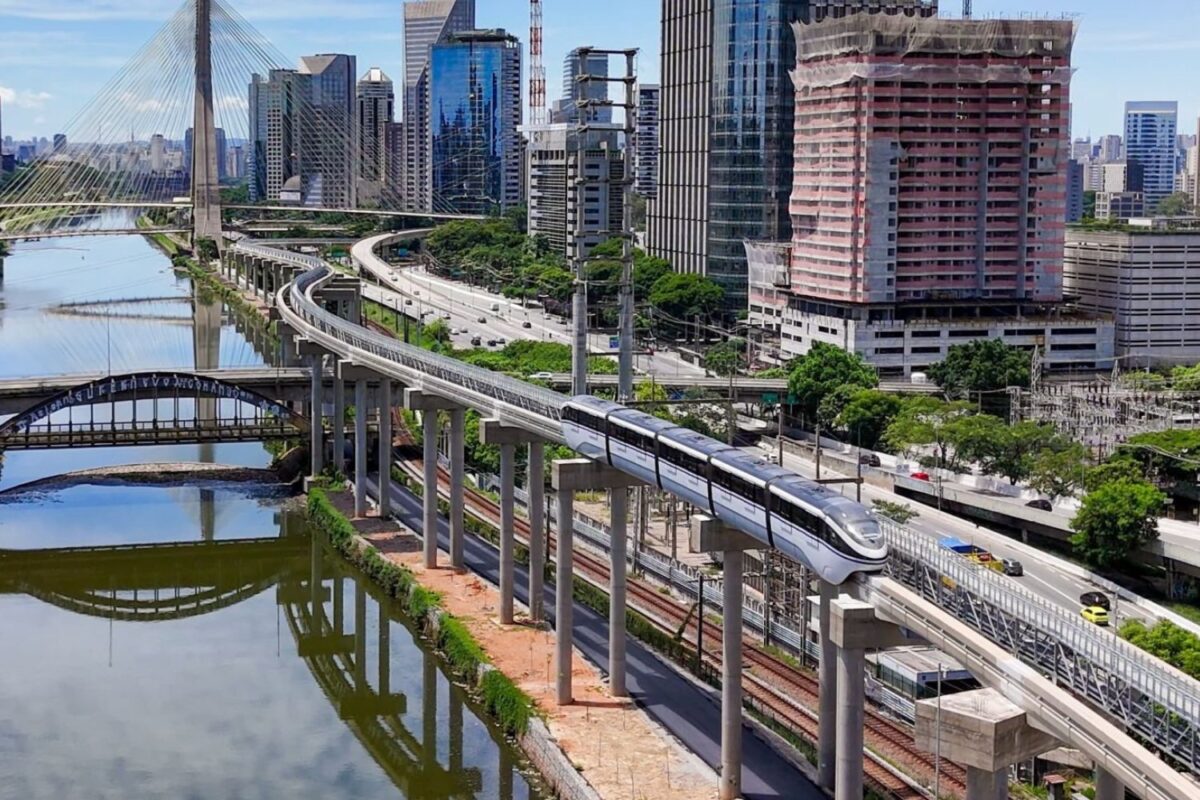 Trem da Linha 17-Ouro na Marginal Pinheiros