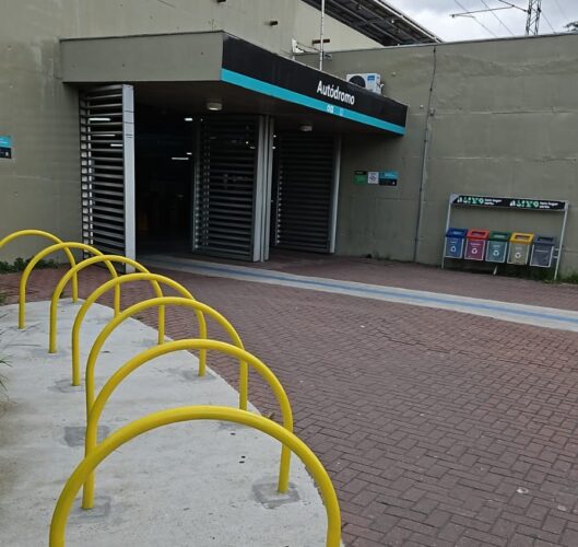 A estação Autódromo na Linha 9-Esmeralda agora conta com cobertura para proteger do sol e chuva em seu principal acesso e paraciclos para bikes.