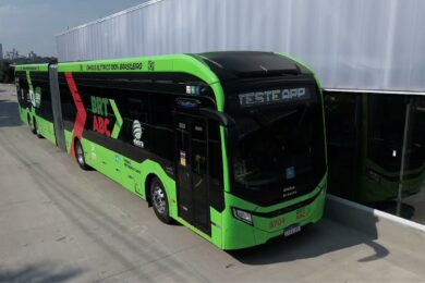 Ônibus elétrico do futuro Corredor BRT ABC em testes pelas vias em construção.